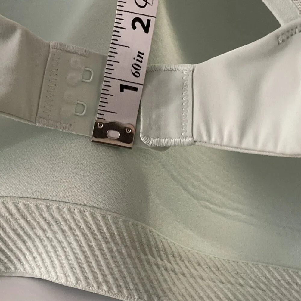 Athleta Womens Sports Bra‎ Size 38DD Sea Foam Blue Cross Strap Back Soft Cup